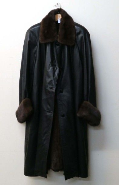 Manteau de Dame.
Cuir noir à doublure et...