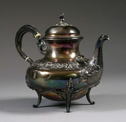 Théière en Argent. A décor de frises feuillées.
Poinçon...