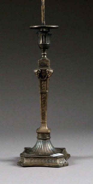Pied de Lampe. Fût évasé terminé par quatre...