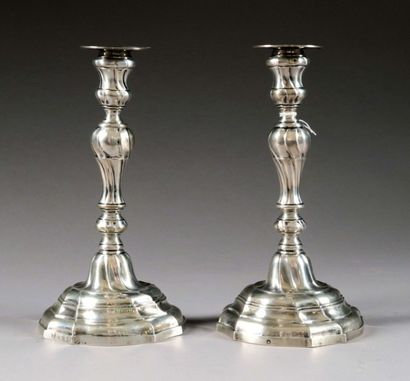 Paire de Flambeaux Louis XV. Fût pincé, côtes...