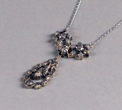 Collier. Plastron datant du XIXe siècle,...