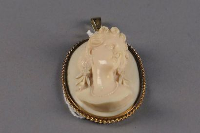 Camée
Monté en pendentif. Ivoire ancien (début...