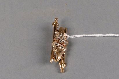 Broche ancienne (vers 1880). Stylisant deux...