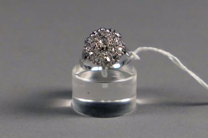 Bague de Dame. En forme de couronne généreusement...