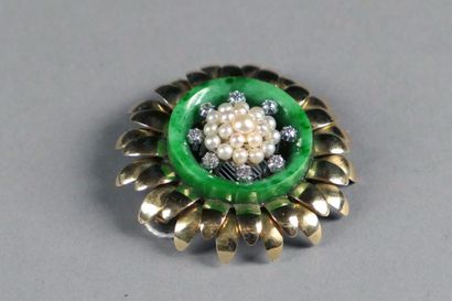 Broche en Forme de Fleurs. Le centre est...