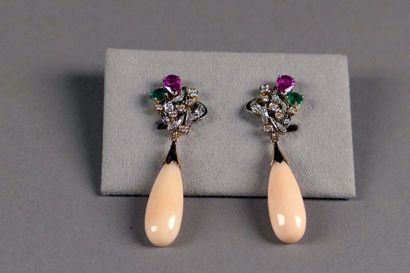 Paire de Pendants d'Oreilles. Sertis de longues...