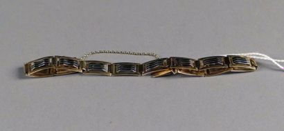 Bracelet. Maillons à motifs strillés et ajourés....