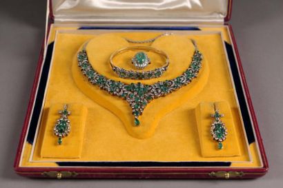 Parure complète à décor végétal.Collier....