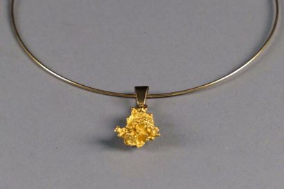 Pendentif. Simili pépite avec son collier...