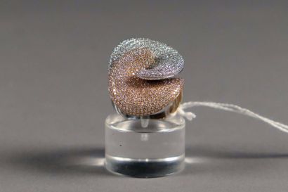 Bague de Dame contemporaine. Important plateau...