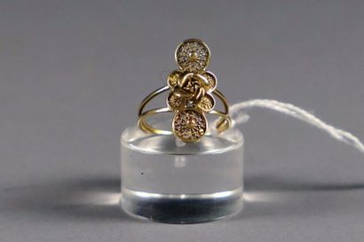 Bague de Dame. Stylisant une rose rehaussée...