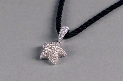 Pendentif “Etoile”. Entièrement serti de...