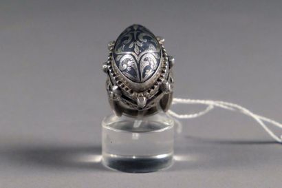 Importante Bague de Dame. Type dôme de style...