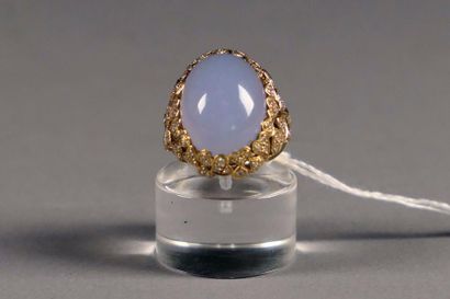 Bague de Dame. Sertie d'un cabochon de calcédoine...