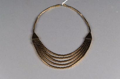 Collier plastron. A cinq rangs souples composés...