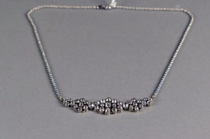Collier. Plastron souple formé de trois losanges...