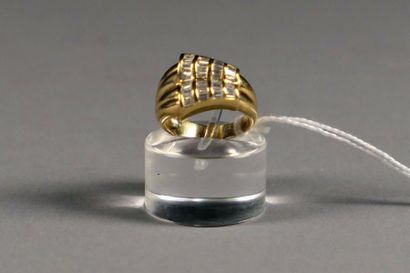Bague de Dame contemporaine. Anneau stylisé...