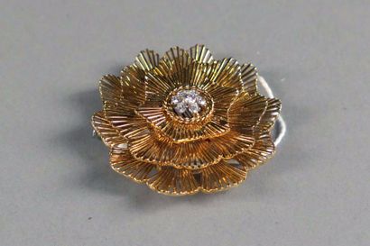 Broche en Forme de Fleur. Sertie de diamants...