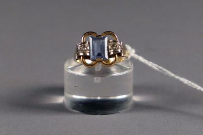 Bague de Dame. Anneau stylisé serti d'une...