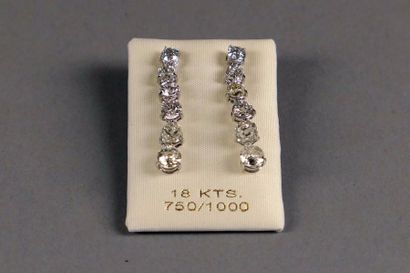Paire de Pendants d'Oreilles. Sertis d'une...