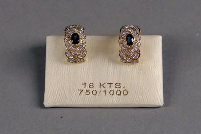 Paire de Boucles d'Oreilles de Forme courbe....