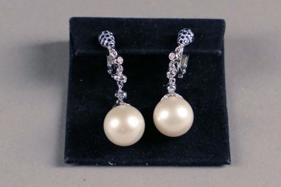 Paire de Pendants d'Oreilles. Sertis de perles...