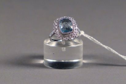 Bague de Dame. Entourage serti d'une topaze...