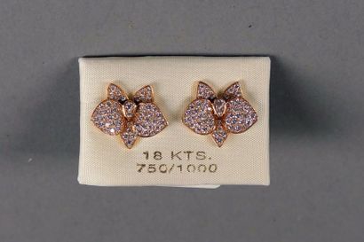 Paire de Boucles d'Oreilles. Stylisant des...