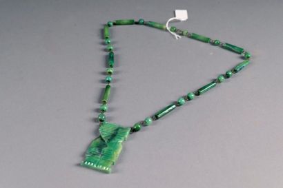Collier. En perles et cylindres de jade,...