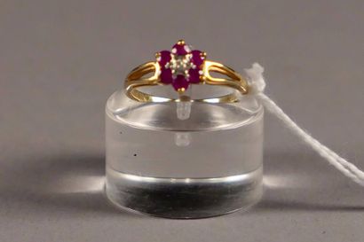 Bague de Dame. Entourage d'inspiration florale...