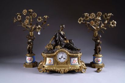 Garniture de Cheminée. Formée d'une pendule...