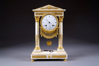 Pendule portique Louis XVI, de Forme architecturale....