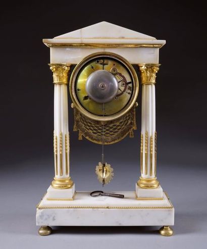 Pendule portique Louis XVI, de Forme architecturale....
