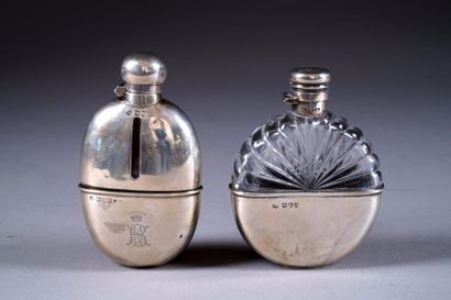 Deux Flasques à Alcool. Argent et verre....