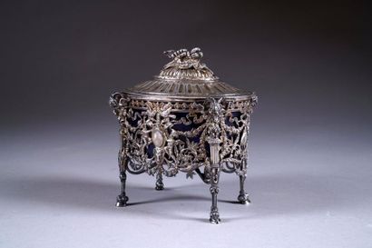 Sucrier d'époque Louis XVI. Pieds en sabot...