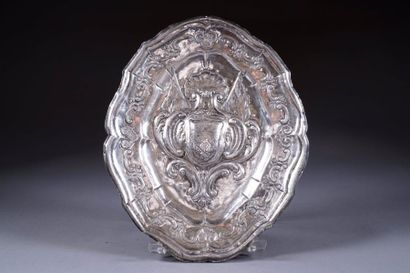 Plat ovale. Argent gravé et repoussé d'un...