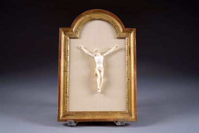Christ en Croix. La tête, coiffée d'une couronne...