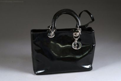 DIOR
Sac de Dame. Cuir noir verni et métal...