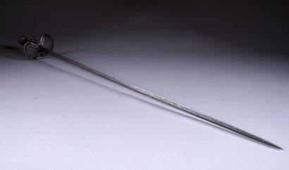 Rapière.Fusée filigranée. Garde ajourée....