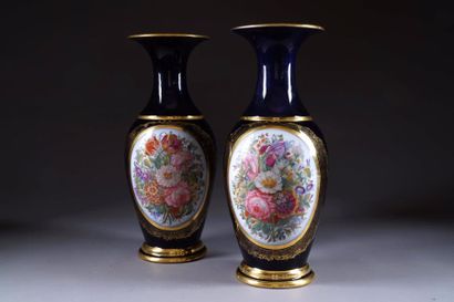 BAYEUX
Paire de grands vases, de forme balustre,...