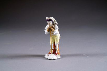 Homme debout. Coiffé d'un chapeau de plumes,...