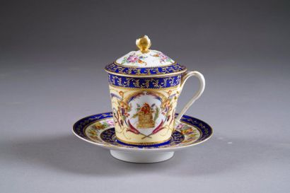 Tasse trembleuse couverte et sa Soucoupe....