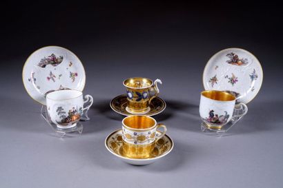 MEISSEN
Paire de tasses. Au motif, en réserve,...