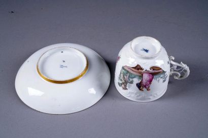 MEISSEN
Paire de tasses. Au motif, en réserve,...