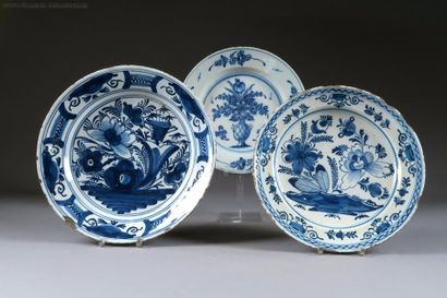 DELFT
Trois plats ronds. Décor floral en...