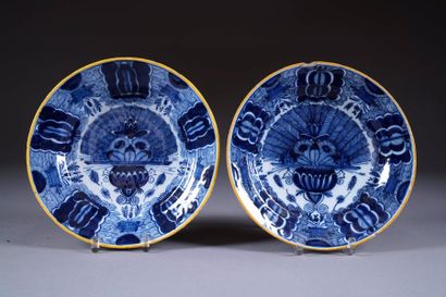 DELFT
Paire de plats ronds à décor au paon....
