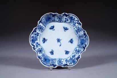 DELFT
Coupe chantournée. A décor d'un semis...