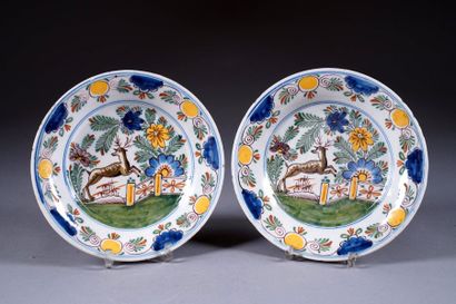 DELFT
Paire d'assiettes. A décor d'un cerf...