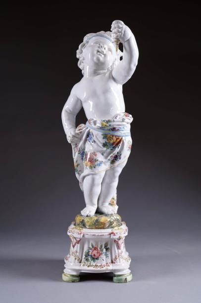 Putto debout. Sur socle. Faïence polychrome...