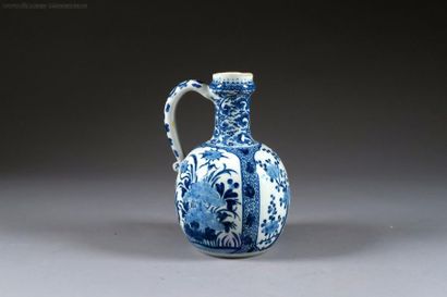Verseuse. Faïence de Delft à émail bleu présentant...